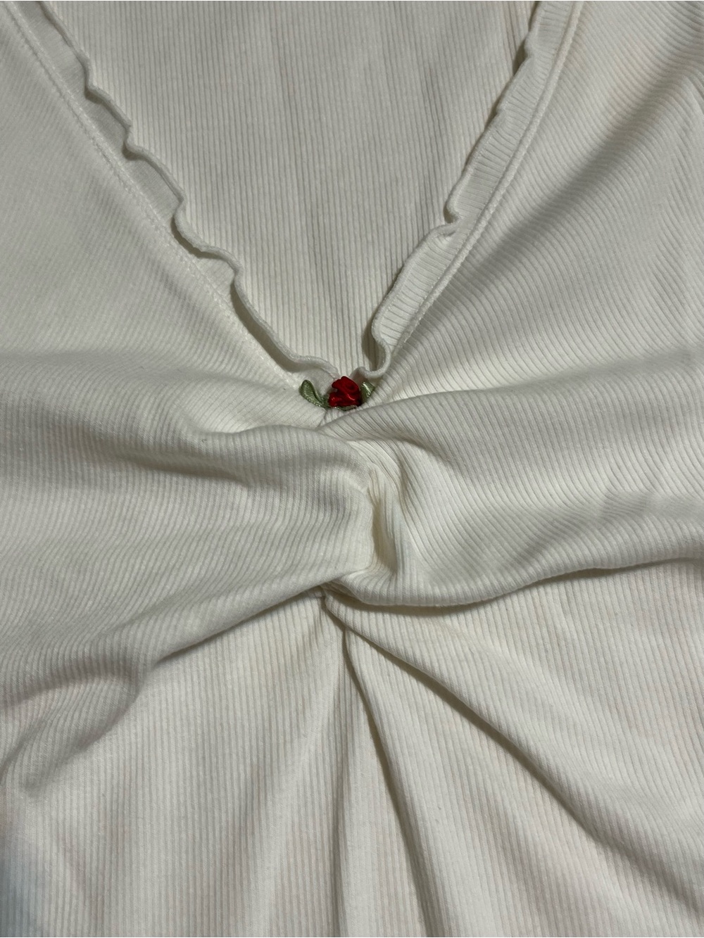 Old Navy Cream Ruffle-Trim V-Neck Tank - Picture 4 of 7